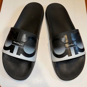 Salvatore Ferragamo Groove 4 Nero/Bianco ombré slides size 10M